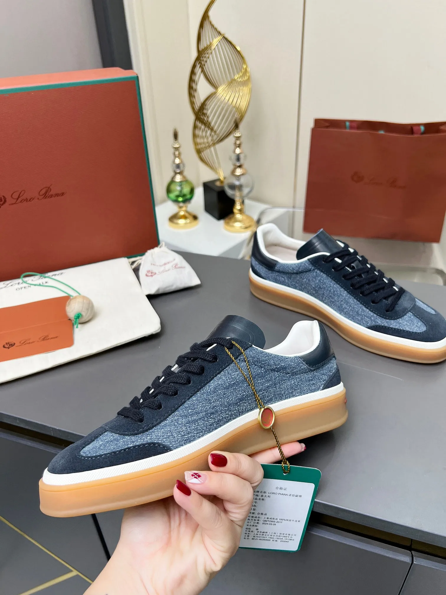 Factory price: 580💰Purchase level, high version🦅⛳️ Italy [Loro men's shoes💰iana] Tennis walk series L men's shoes💰Couple moral training shoes casual sports shoes sneakers🎁🎁 Original purchase development and production This new suede tennis shoe adopts an ultra-low design, suitable for wearing all year round👫👫 The wrapped sole creates an effortlessly attractive color combination that harmoniously blends functionality with understated style, making it the ideal shoe for urban wear. Soft calfskin tongue with Kummel color insert at the heel, embossed L Men's shoes 💰 Logo Cotton lace upper, cowhide suede sole Rubber-lined calfskin ✦ Upper: imported first-layer cowhide ➕ Customized original cowhide ✦ Lining: cowhide lining ➕ Cow leather insole ✦ Sole: Original open-molded T men's shoe 💰R ultra-lightweight outsole ✦Packaging: Original full set of packaging ✦Female size: 35--40, ✦Male size: 39--44, customized 45